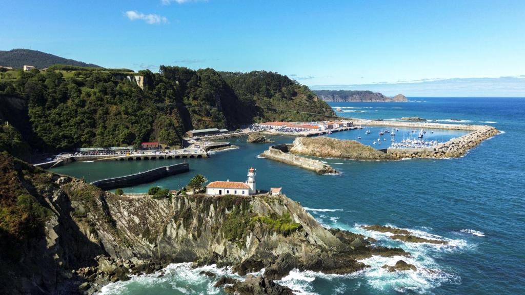 Preciosa vista de un faro en Cudillero, Asturias