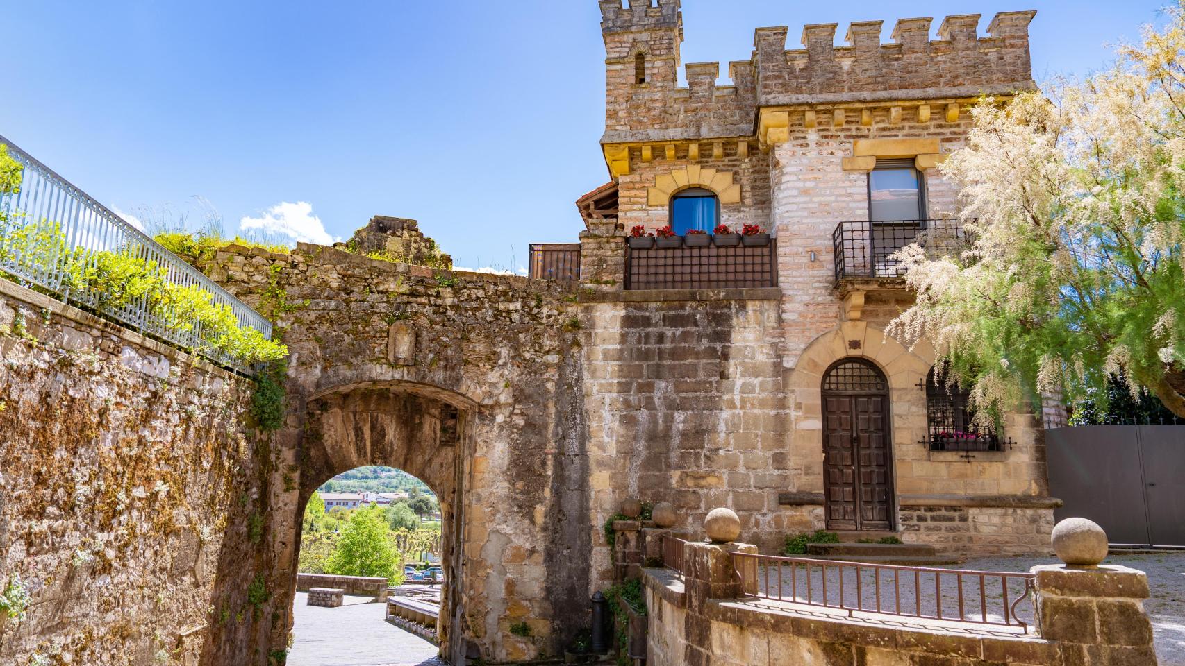 Hondarribia, hermoso pueblo de piedra. Puerta de Santa María en Gipuzkoa