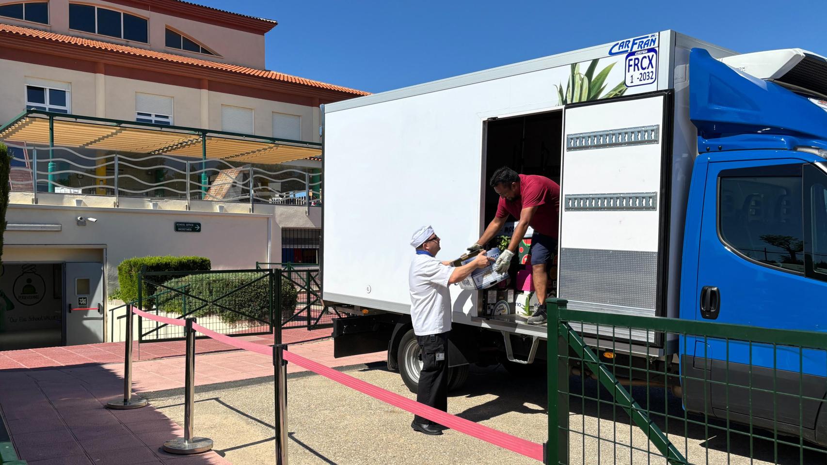Alimentos frescos llegando al colegio ELIS Villamartín.