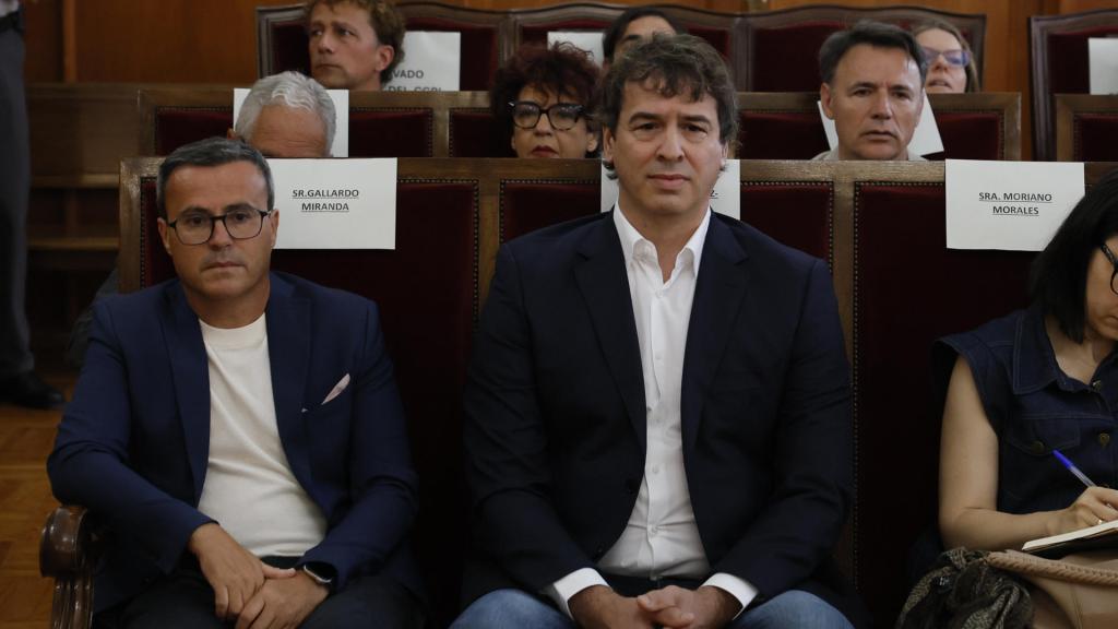 El hermano del presidente del Gobierno, David Sánchez, y Miguel Ángel Gallardo, ex líder del PSOE extremeño, en la Audiencia de Badajoz.
