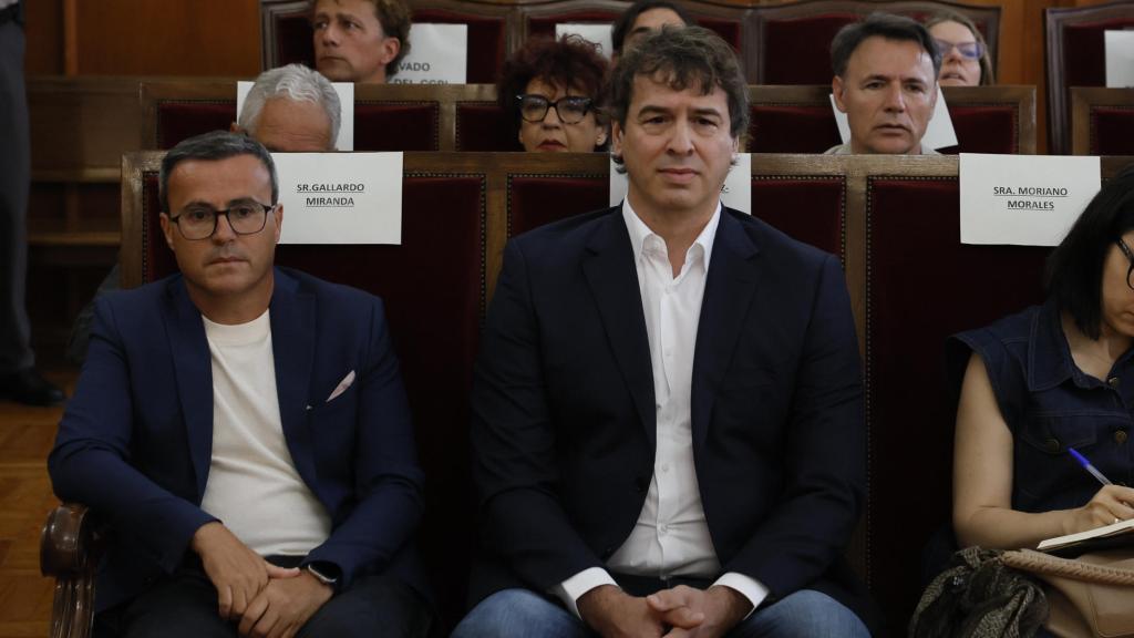 El hermano del presidente del Gobierno, David Sánchez, y Miguel Ángel Gallardo, ex líder del PSOE extremeño, en la Audiencia de Badajoz.