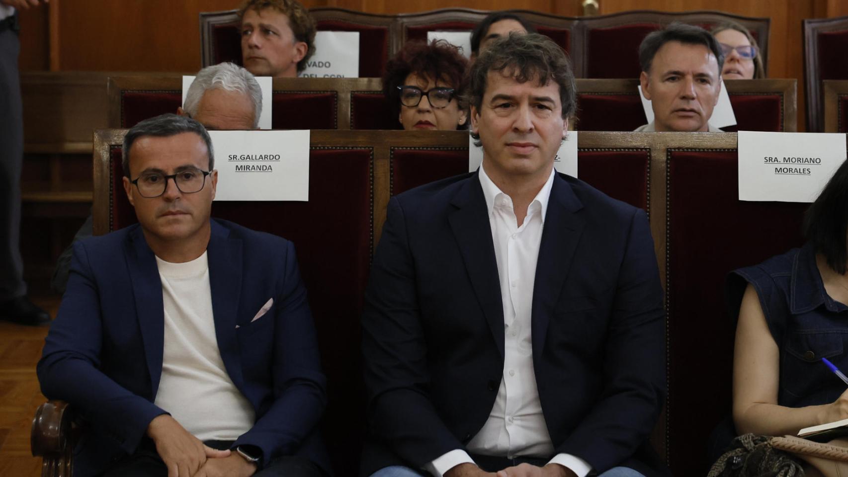 El hermano del presidente del Gobierno, David Sánchez, y Miguel Ángel Gallardo, exlíder del PSOE extremeño, este jueves, en la Audiencia de Badajoz.