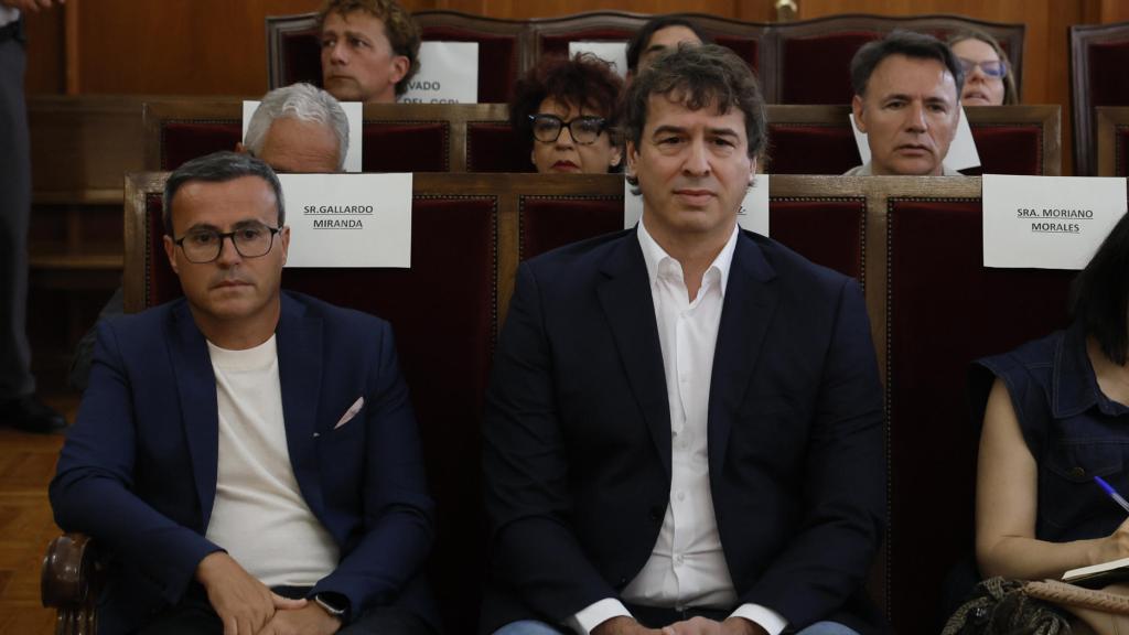 El hermano del presidente del Gobierno, David Sánchez, y Miguel Ángel Gallardo, exlíder del PSOE extremeño, este jueves, en la Audiencia de Badajoz.