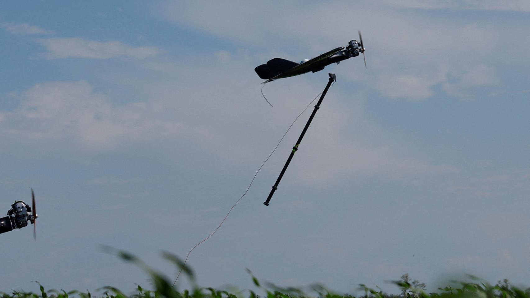 Un dron de ataque de media distancia vuela tras ser lanzado por miembros del 1º Centro de Sistemas Aéreos No Tripulados.