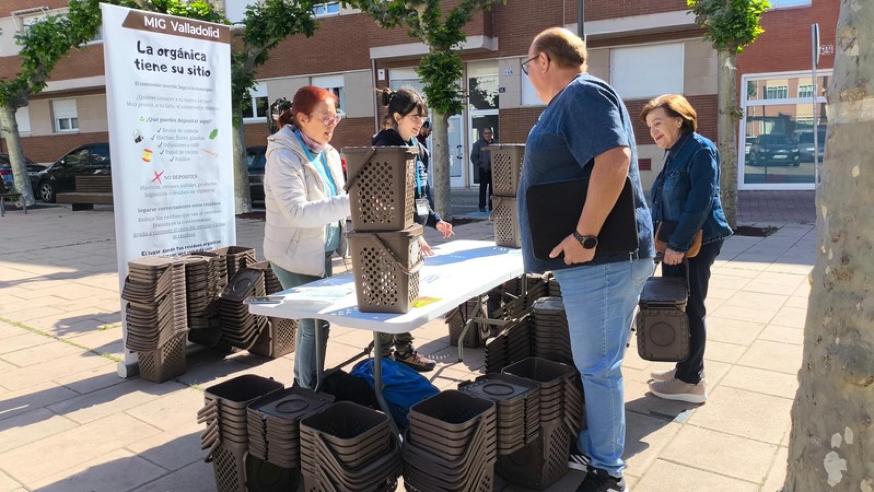 Imagen de una de las mesas informativas para informar sobre el reciclaje orgánico en Santovenia de Pisuerga.