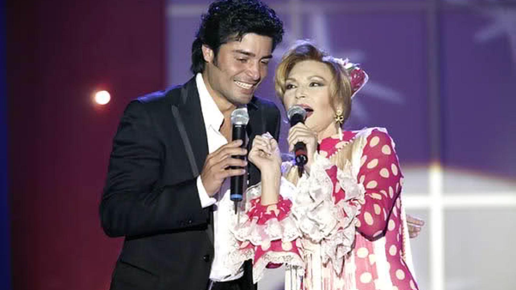 Chayanne y Roc&iacute;o Jurado, que lleva bata de cola de Aurora Gavi&ntilde;o.