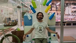 Dani Rocha, dueño de La Revolución de los Graneles, sobre la báscula donde se pesará al ganador