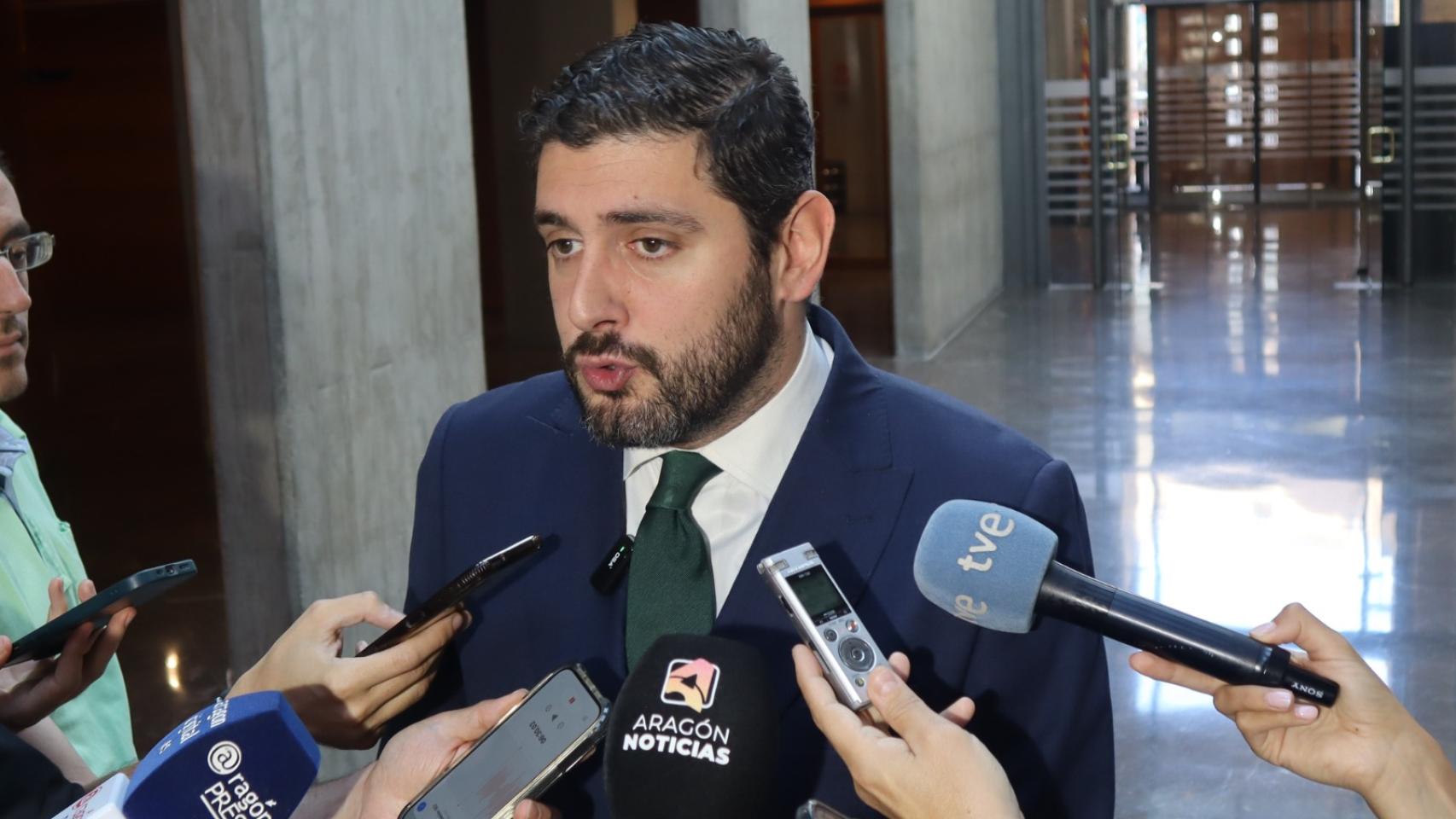 Alejandro Nolasco, atendiendo a los medios de comunicación en La Aljafería