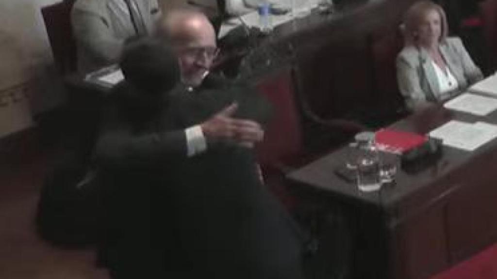 El abrazo de Dani Pérez con el alcalde.