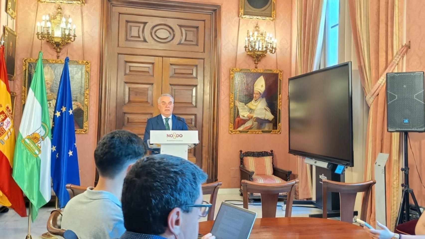 El delegado de Hacienda, Juan Bueno, durante la presentación del plan. 