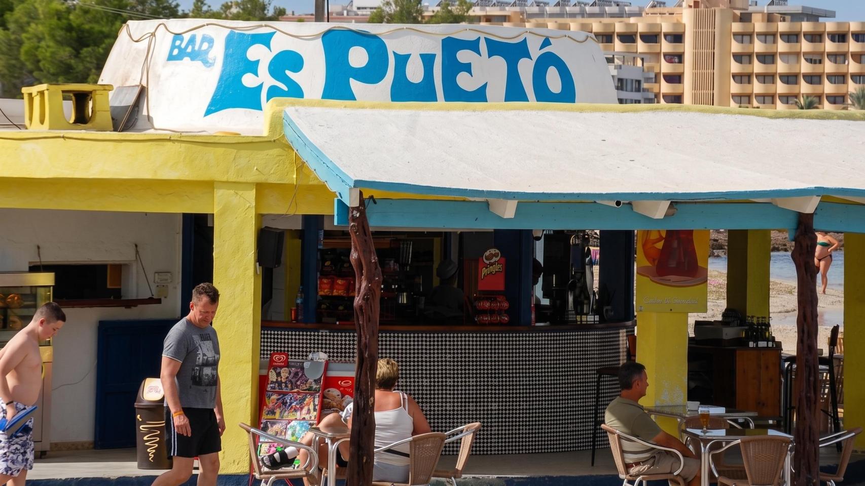 El chiringuito ibicenco 'Es Puetó', justo sobre la arena de la playa. 