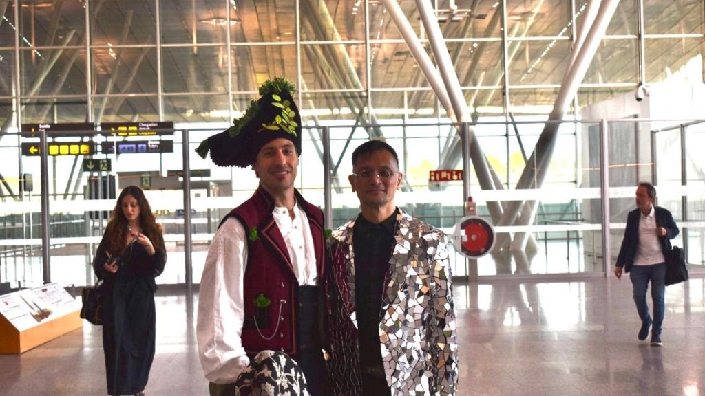 Brian junto con uno de los gallegos que inauguró musicalmente la llega del vuelo
