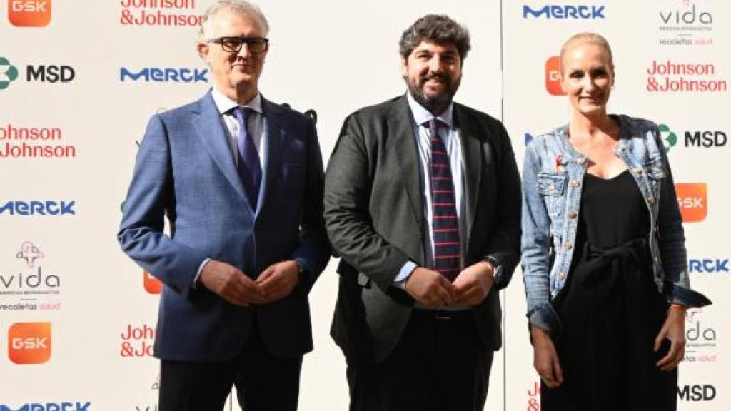 López Miras, junto al ya exconsejero de Salud, Juan José Pedreño, en el IV Congreso de Supervivientes de Cáncer 'Llenos de Vida' de la Fundación Sandra Ibarra.