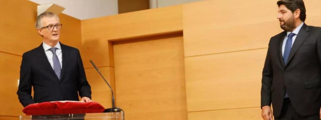 El exconsejero de Salud, Juan José Pedreño, junto a Fernando López Miras, al inicio de la legislatura, durante su toma de posesión.