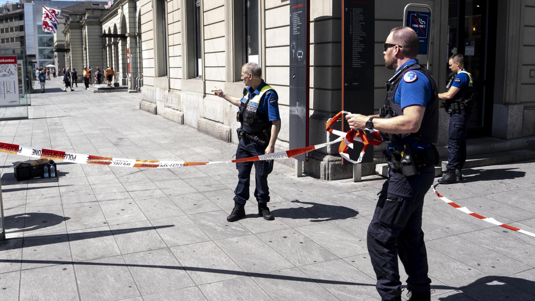 Policías en la escena de la agresión.