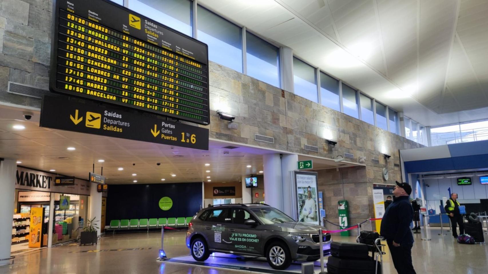 Un pasajero consulta vuelos en la terminal de Alvedro.