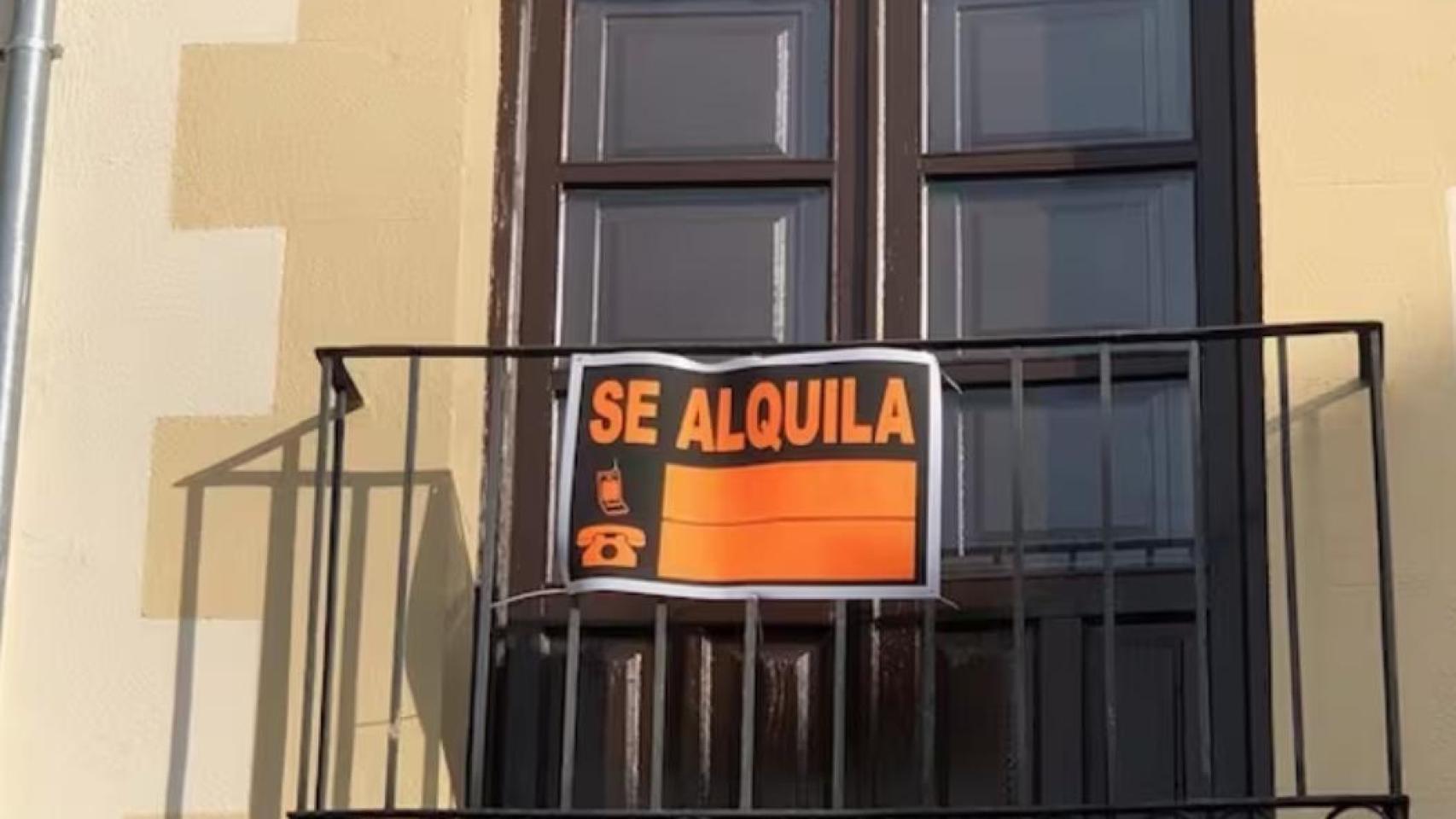 Un cartel que anuncia el alquiler de una vivienda - Ricardo Rubio - Europa Press - Archivo