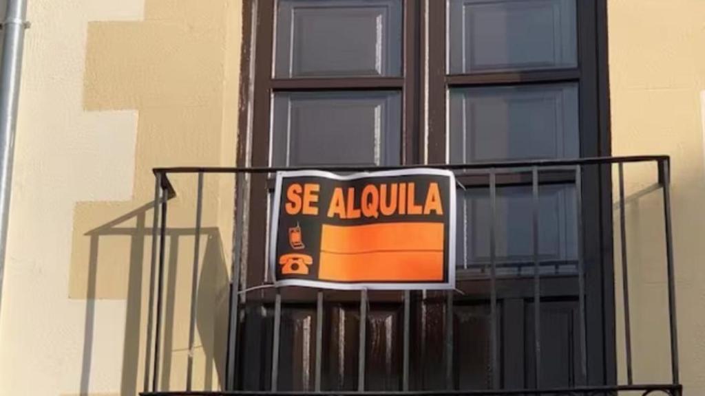Un cartel que anuncia el alquiler de una vivienda - Ricardo Rubio - Europa Press - Archivo