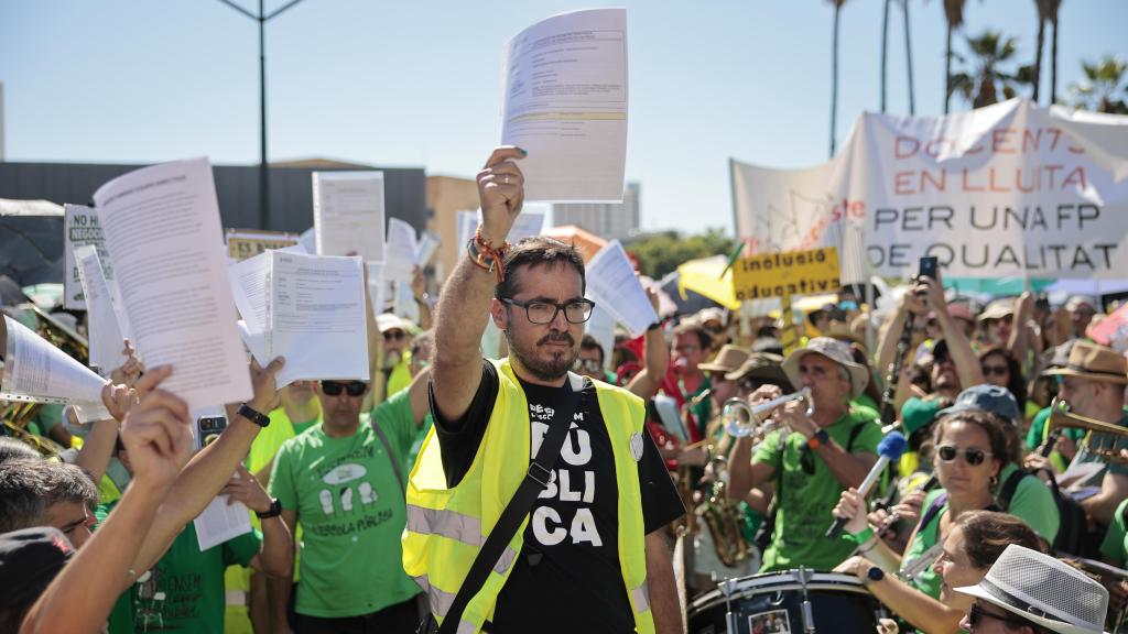 Jaume Olmos, junto a miembros de equipos directivos acceden a la Conselleria de Educación para formalizar su dimisión. Efe / Biel Aliño