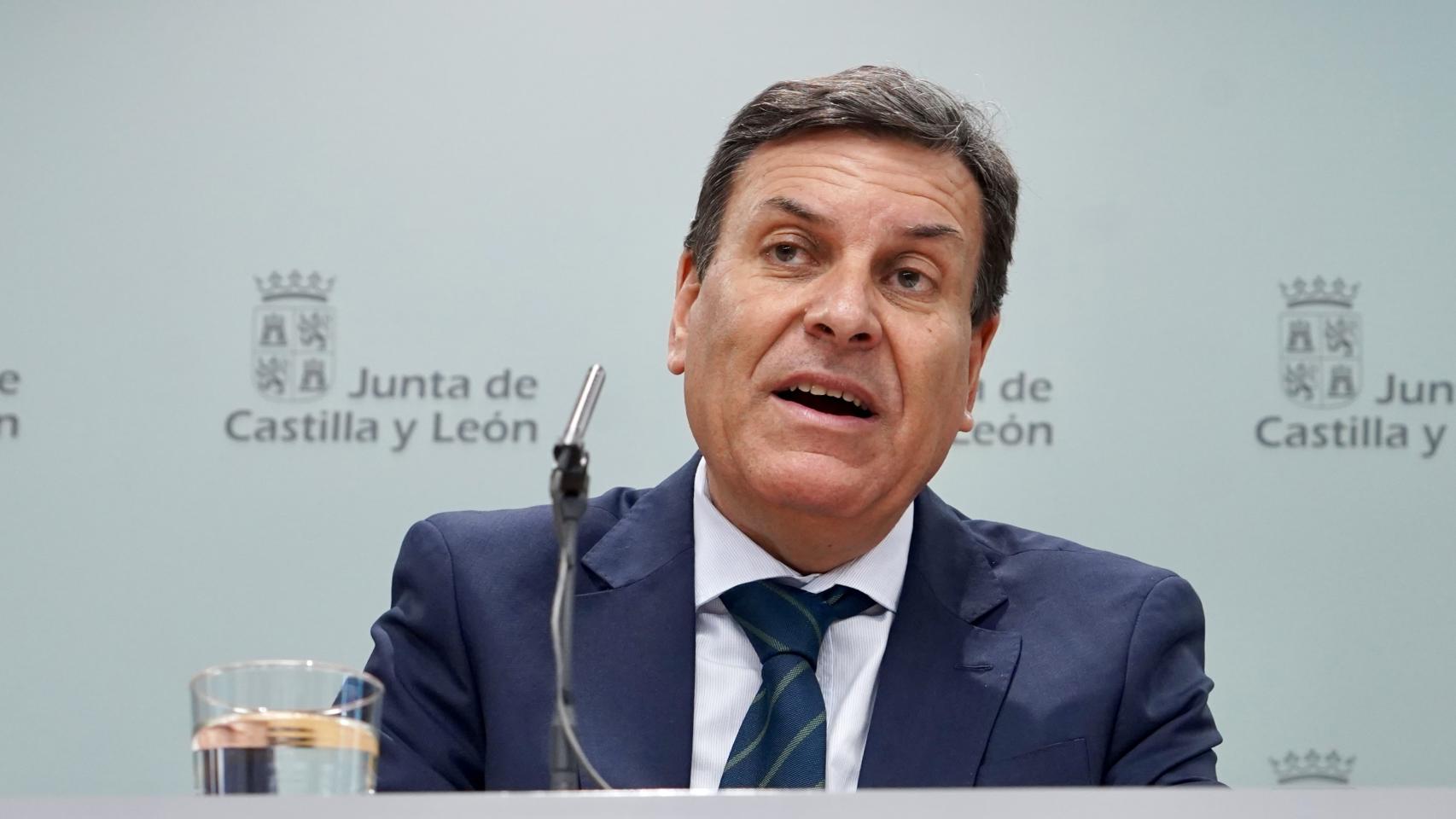 El consejero de Economía y Hacienda y portavoz, Carlos Fernández Carriedo, comparece en rueda de prensa posterior al Consejo de Gobierno. 