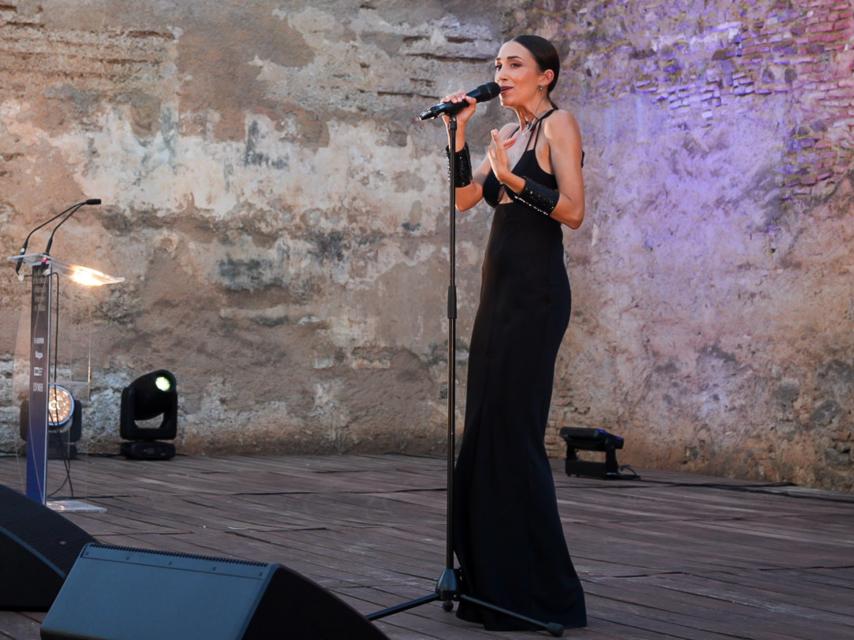 Izah fue la primera en subir al escenario.