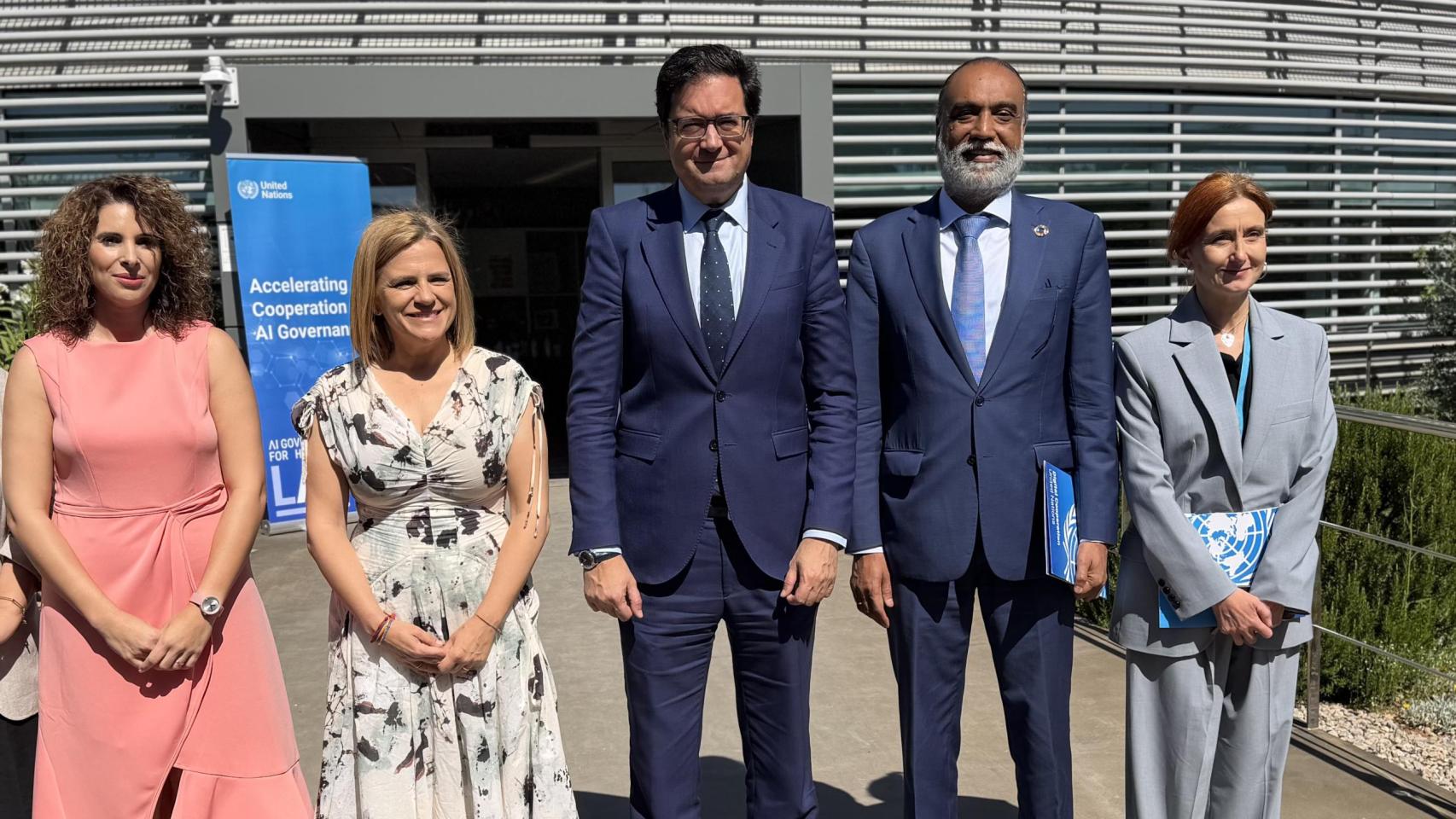 De izquierda a derecha, Cristina Mora, alcaldesa de Quart de Poblet; Pilar Bernabé, delegada del Gobierno en la Comunidad Valenciana; Óscar López, ministro para la Transformación Digital y Función Pública; Amandep Sinsh Gill, subsecretario general de las Naciones Unidas y Enviado Especial para las Tecnologías Digitales y Emergentes; y Ana García Robles, directora del laboratorio.