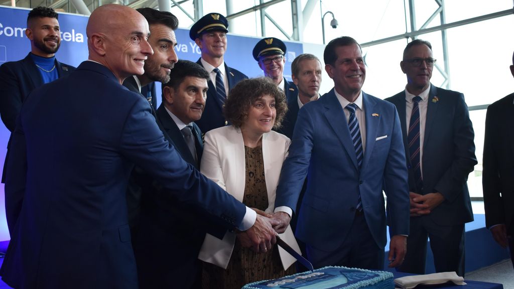 El aeropuerto de Santiago reabre al tráfico aéreo con el vuelo directo a Nueva York: Es un hito