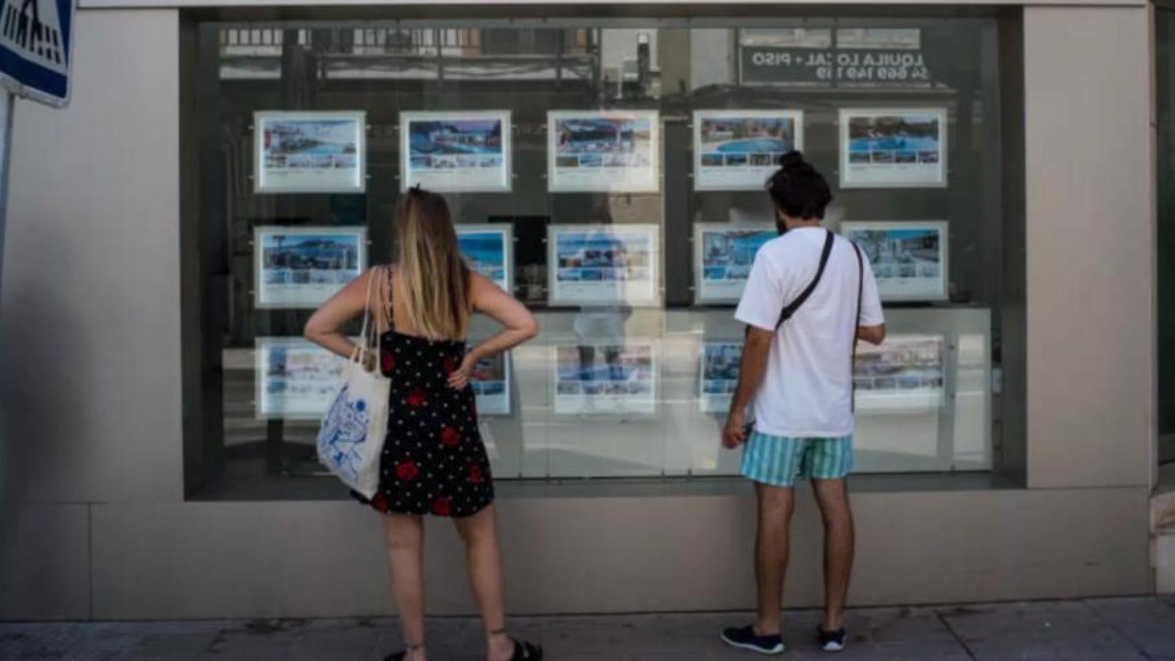 Jóvenes mirando el precio de la vivienda / EUROPA PRESS