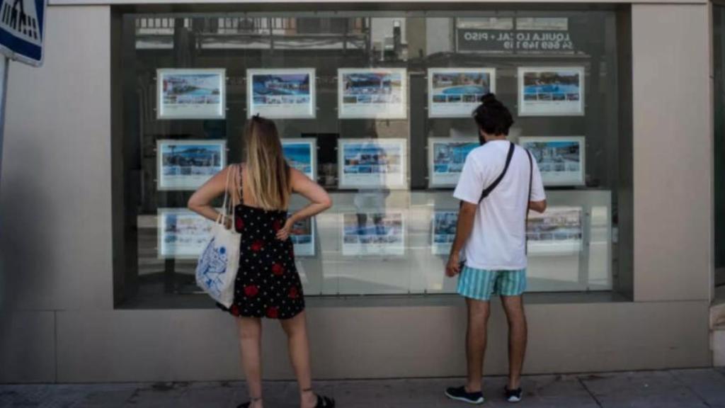 Jóvenes mirando el precio de la vivienda / EUROPA PRESS