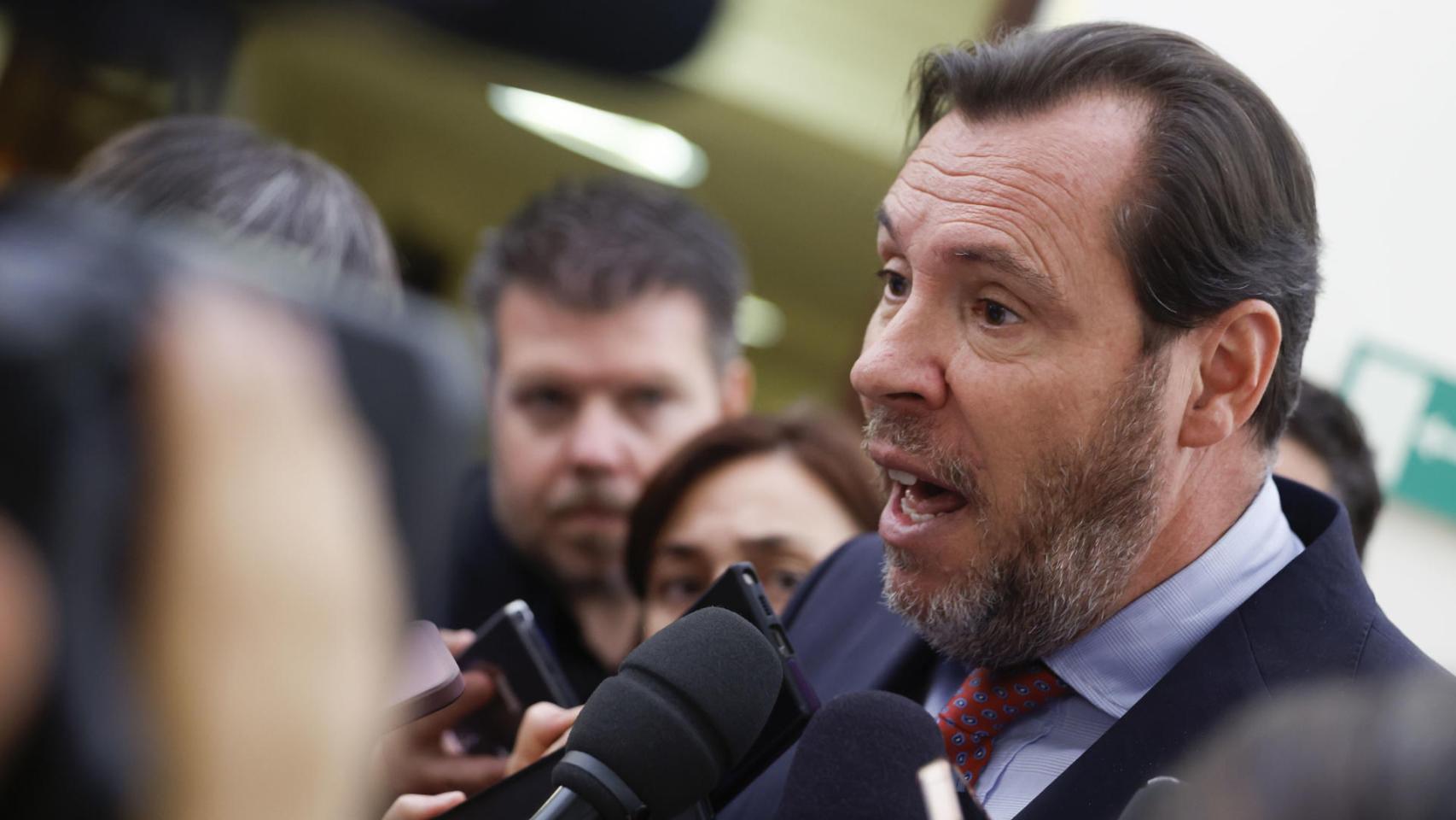 El ministro de Transportes, Óscar Puente se dirige a los periodistas en un receso de la sesión plenaria del Congreso celebrada este jueves.