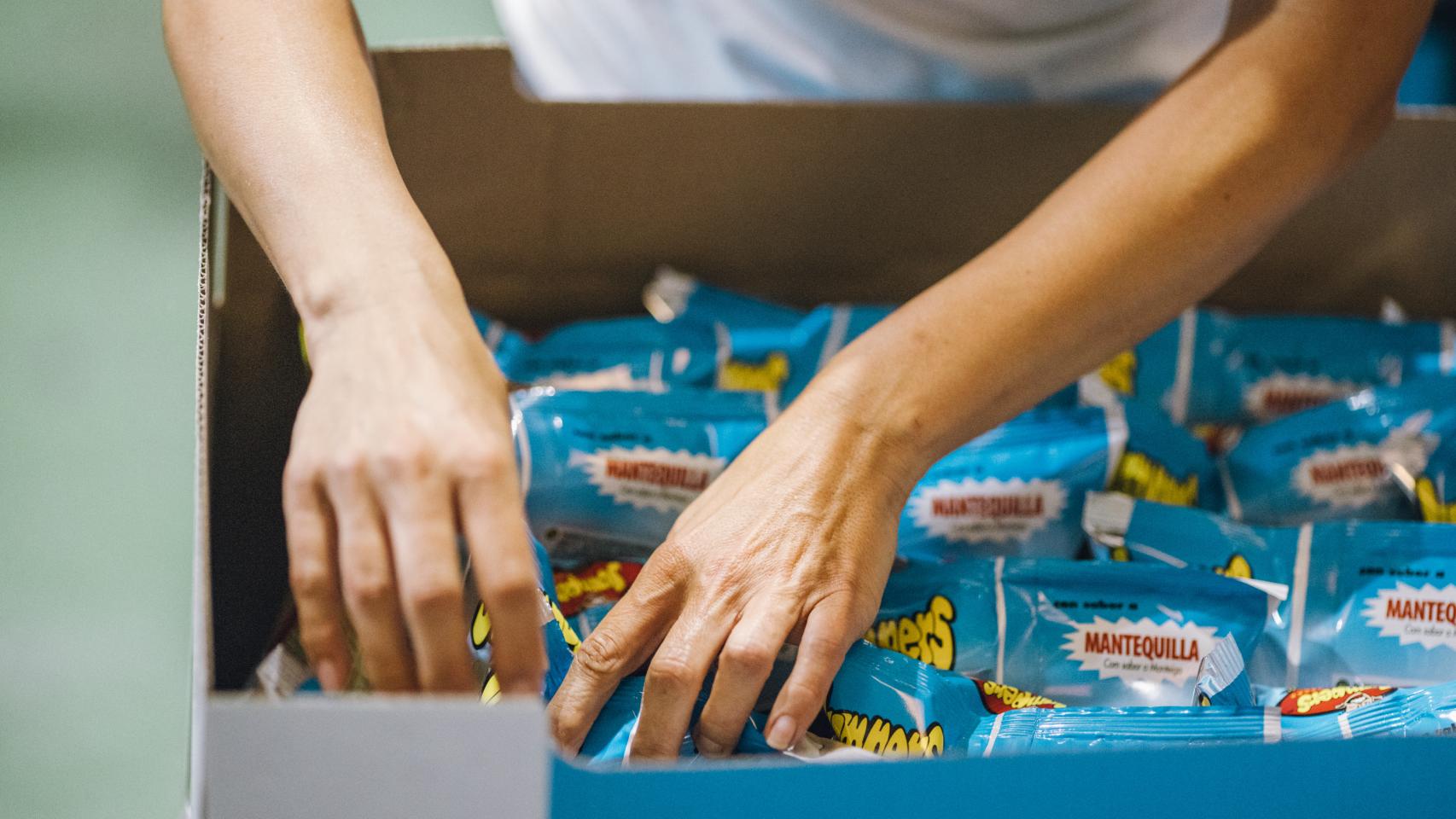 Una trabajadora ordenando las bolsas de Jumpers en la fábrica de Ejea de los Caballeros
