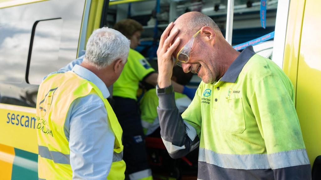 Uno de los trabajadores junto a la ambulancia y al presidente de la Diputación de Guadalajara, José Luis Vega.