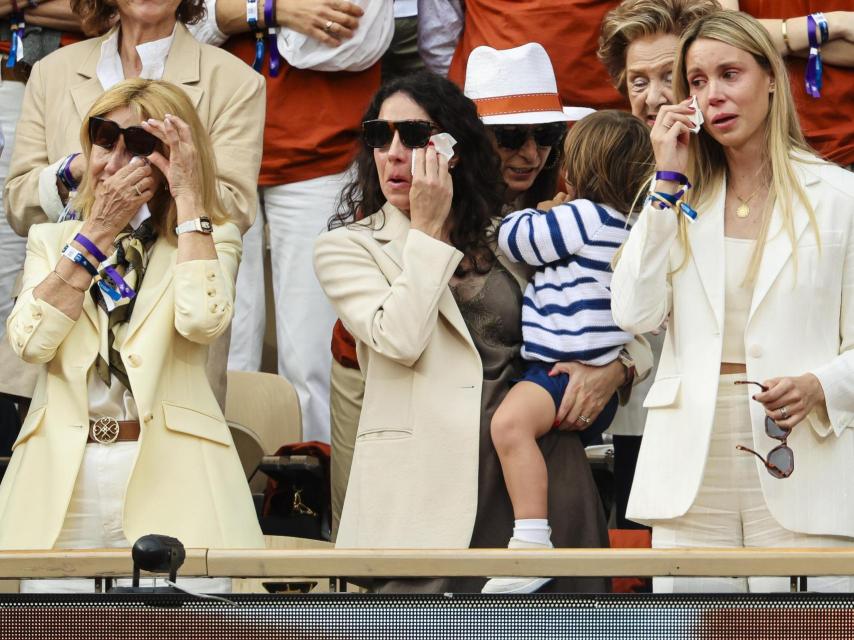 La madre, la esposa y la hermana de Rafa Nadal en su despedida.