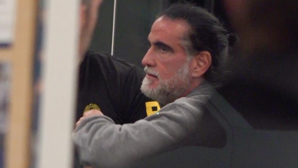 El empresario Alex Saab escoltado por agentes de la DEA a su llegada a Miami el 16 de mayo.