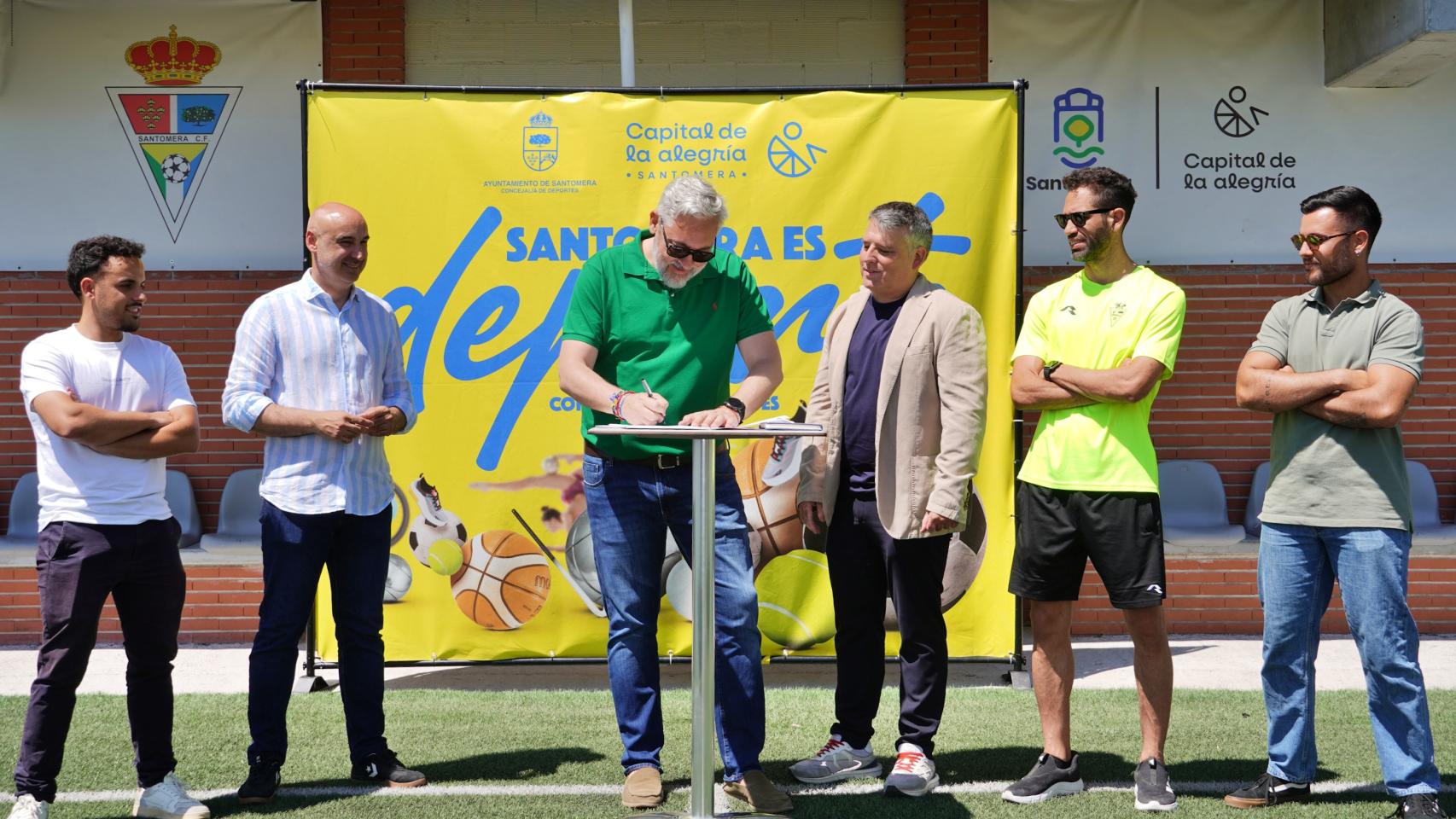 Víctor Martínez firma el documento de presentación del Summer Camp Iniesta Academy en Santomera.