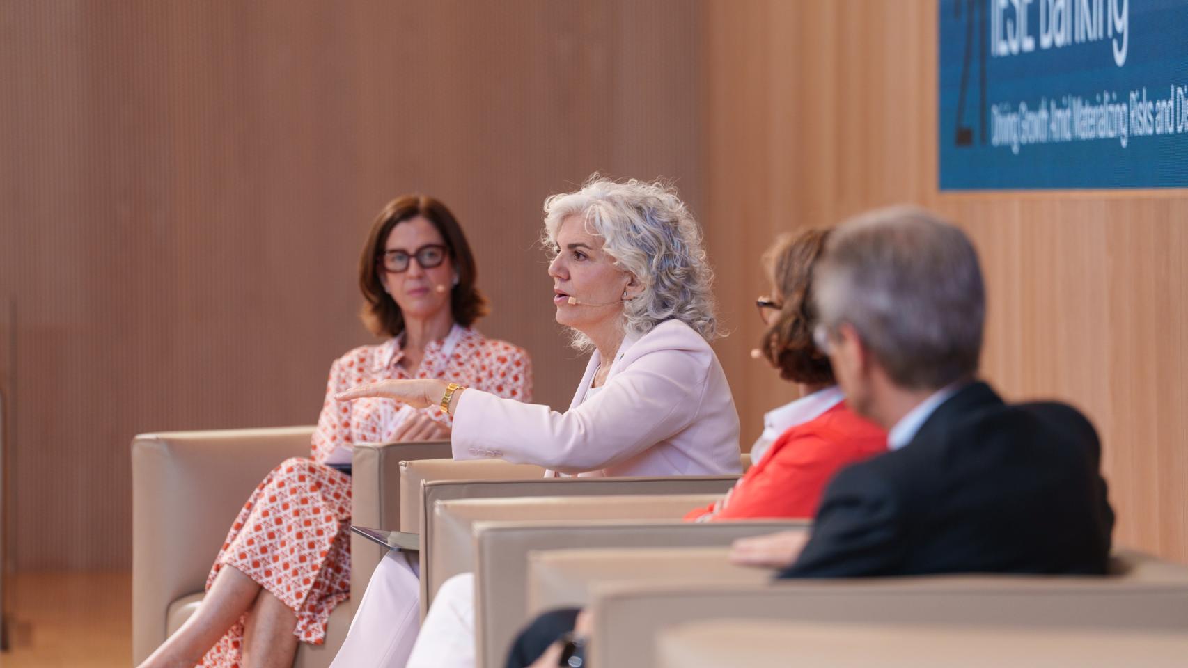Alejandra Kindelan, Amparo Moraleda, Belén Romana y Jordi Gual en la segunda jornada del encuentro bancario del IESE y FTI Consulting.