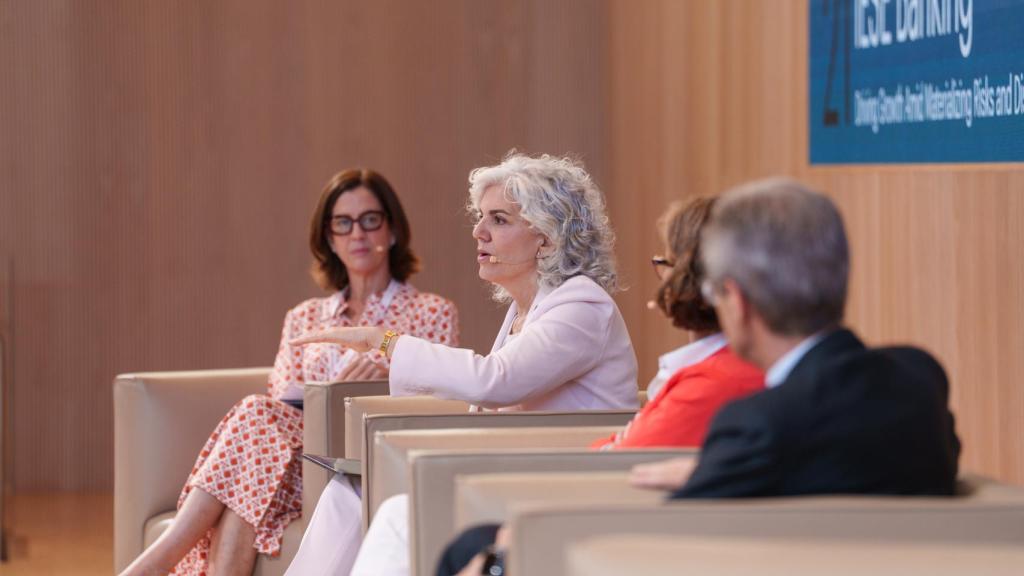 Alejandra Kindelan, Amparo Moraleda, Belén Romana y Jordi Gual en la segunda jornada del encuentro bancario del IESE y FTI Consulting.