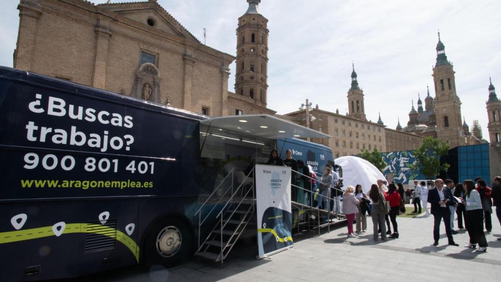 El autobús de Clece, habilitado como oficina itinerante de empleo, durante la jornada en Aragón.