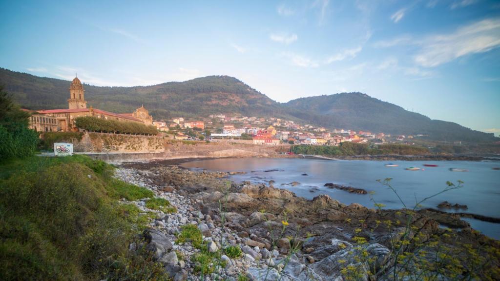 Monasterio de Santa María de Oia, a los pies de la playa