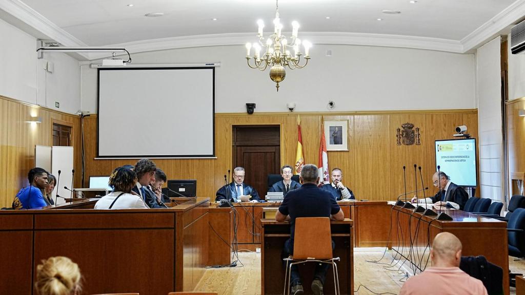 Juicio por homicidio en grado de tentativa de tres miembros de la banda latina ‘Trinitarios’ contra un seguidor de ‘Dominican Don’t Play’