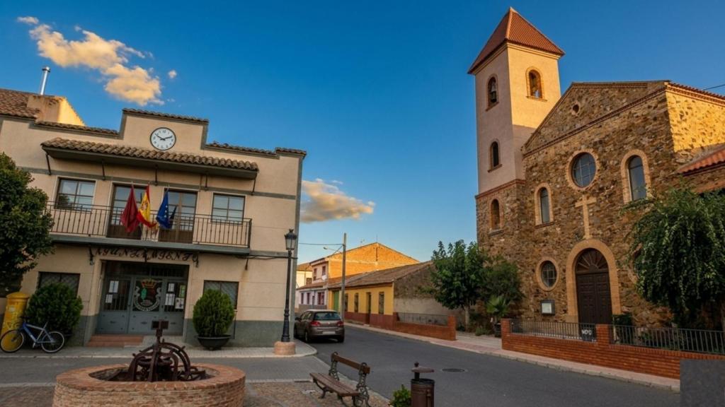 Edificio consistorial e iglesia de El Robledo (Ciudad Real). 