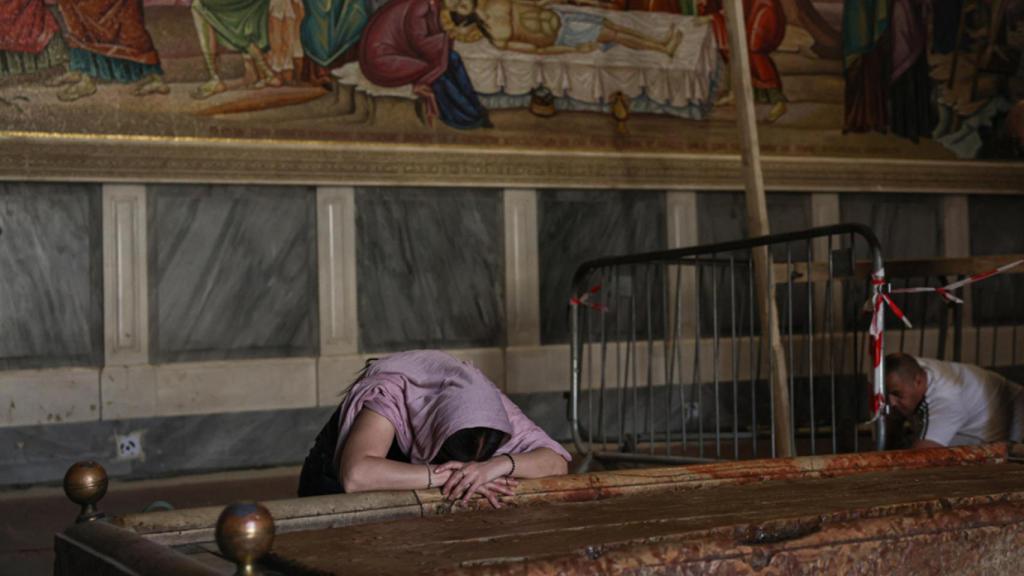 Una mujer cristiana reza en la iglesia del Santo Sepulcro.