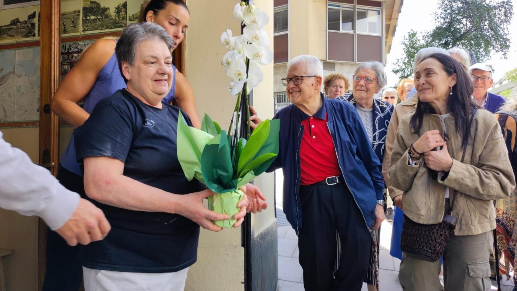 Pura Villar, con flores que le regalaron los vecinos de A Falperra por su jubilación.