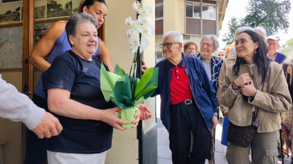 Pura Villar, con flores que le regalaron los vecinos de A Falperra por su jubilación.