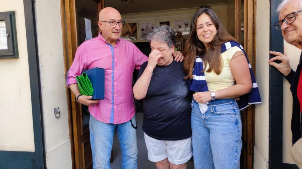 Jaime Suárez junto a Pura, en el centro, y Lourdes.