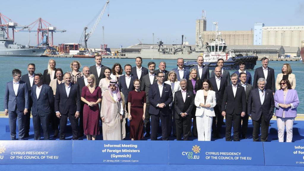 La foto de familia de los ministros de Exteriores de la UE y sus invitados del Golfo durante la reunión informal de este jueves en Chipre