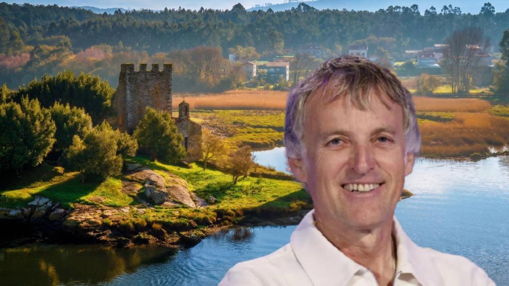 Jesús Calleja y la villa de Catoira (Pontevedra) de fondo