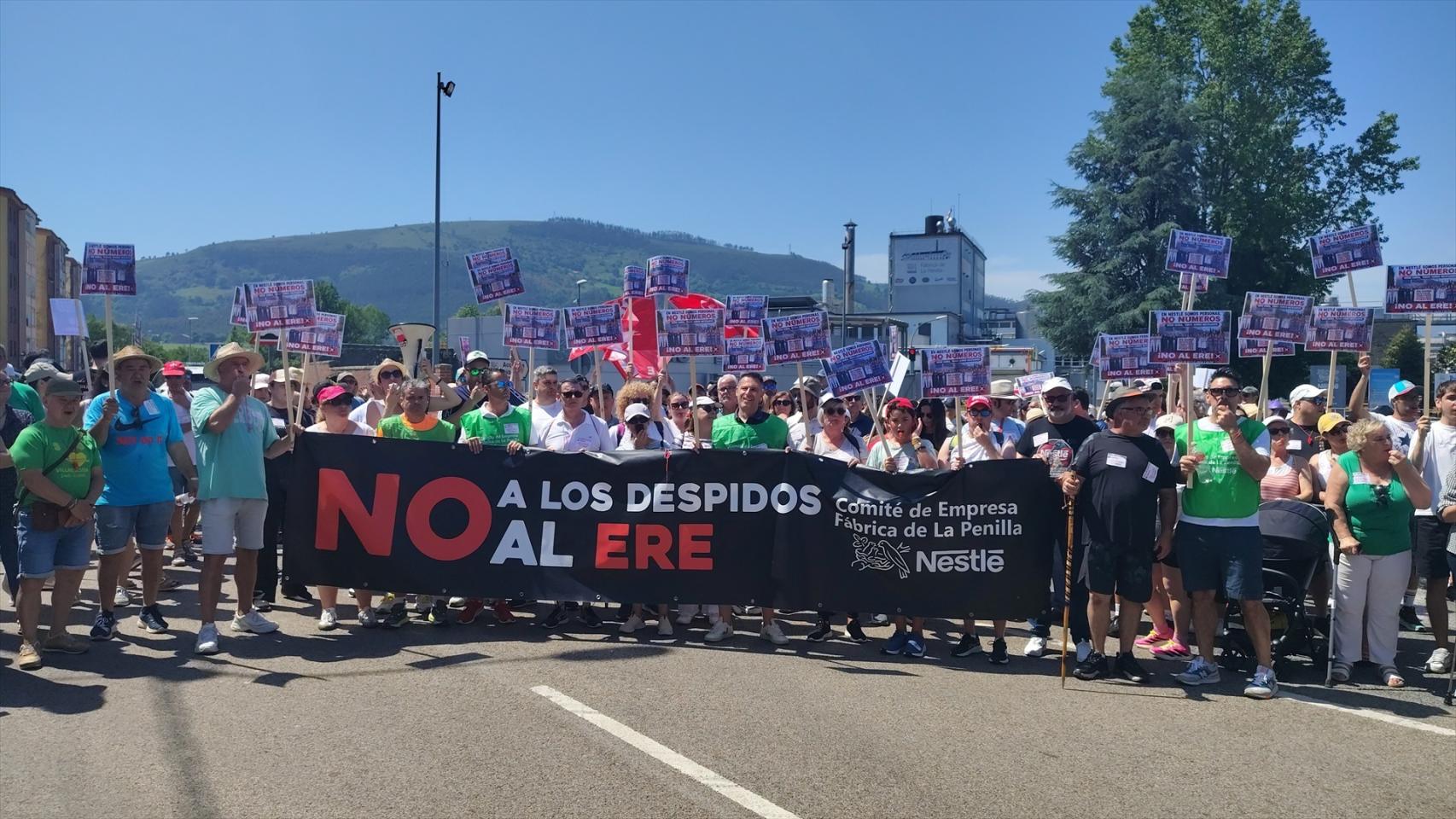 Paros y protesta en la fábrica de Nestlé en La Penilla contra el ERE.