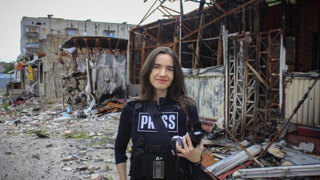 María Senovilla dentro de la ciudad de Kupyansk (Kharkiv).