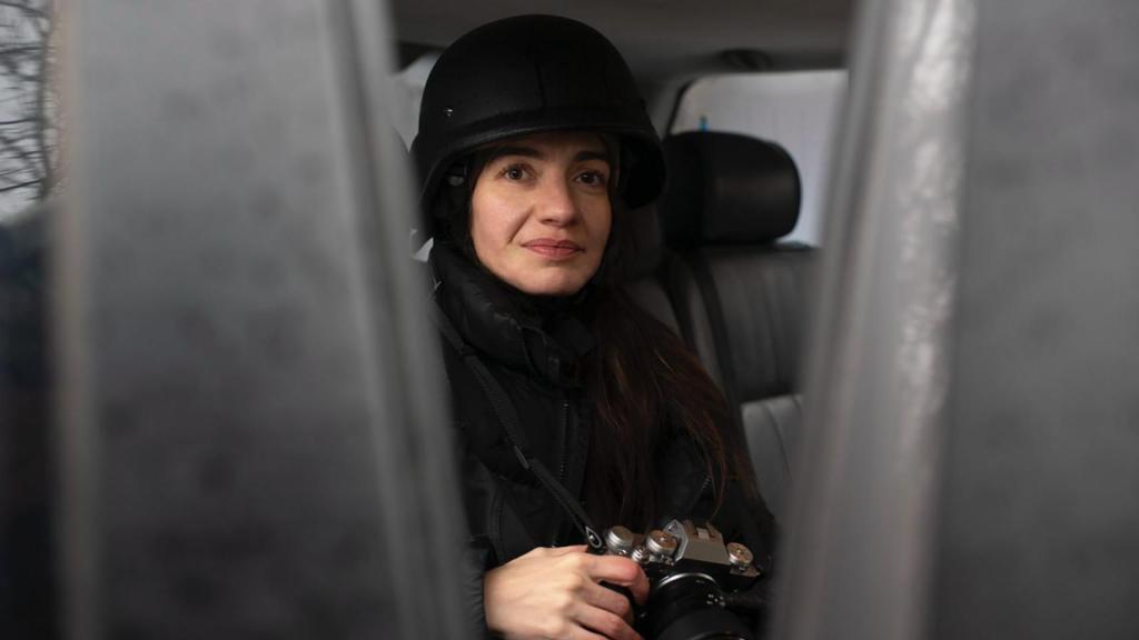 La periodista y fotógrafa en el frente de combate de Chasiv Yar (Donetsk).